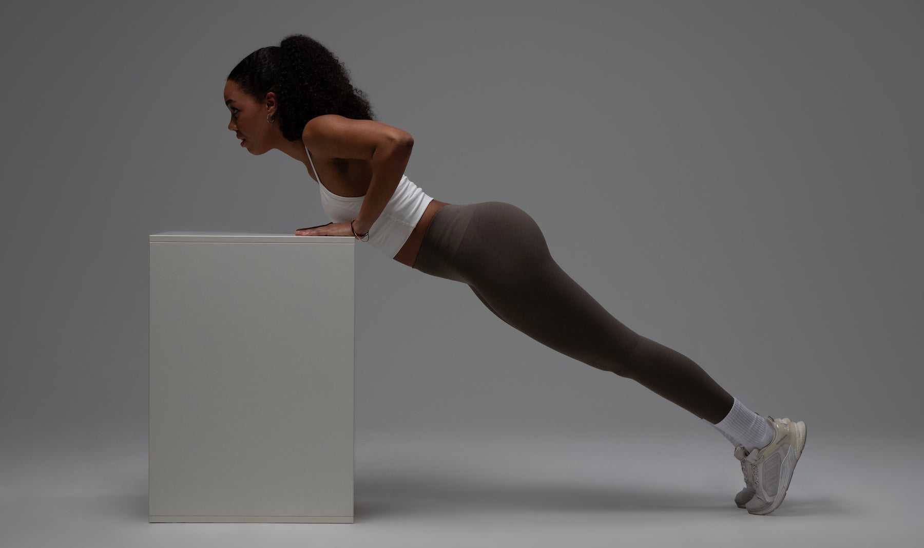 aniri VELARE Sport-BH und V-Waist Leggings – Workout Incline Push-up