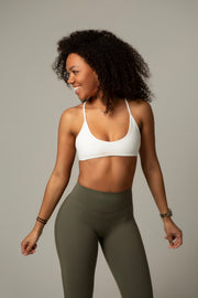 Frontansicht Model im aniri SculptAir Clean Bra in Ivory mit High-Waist Leggings