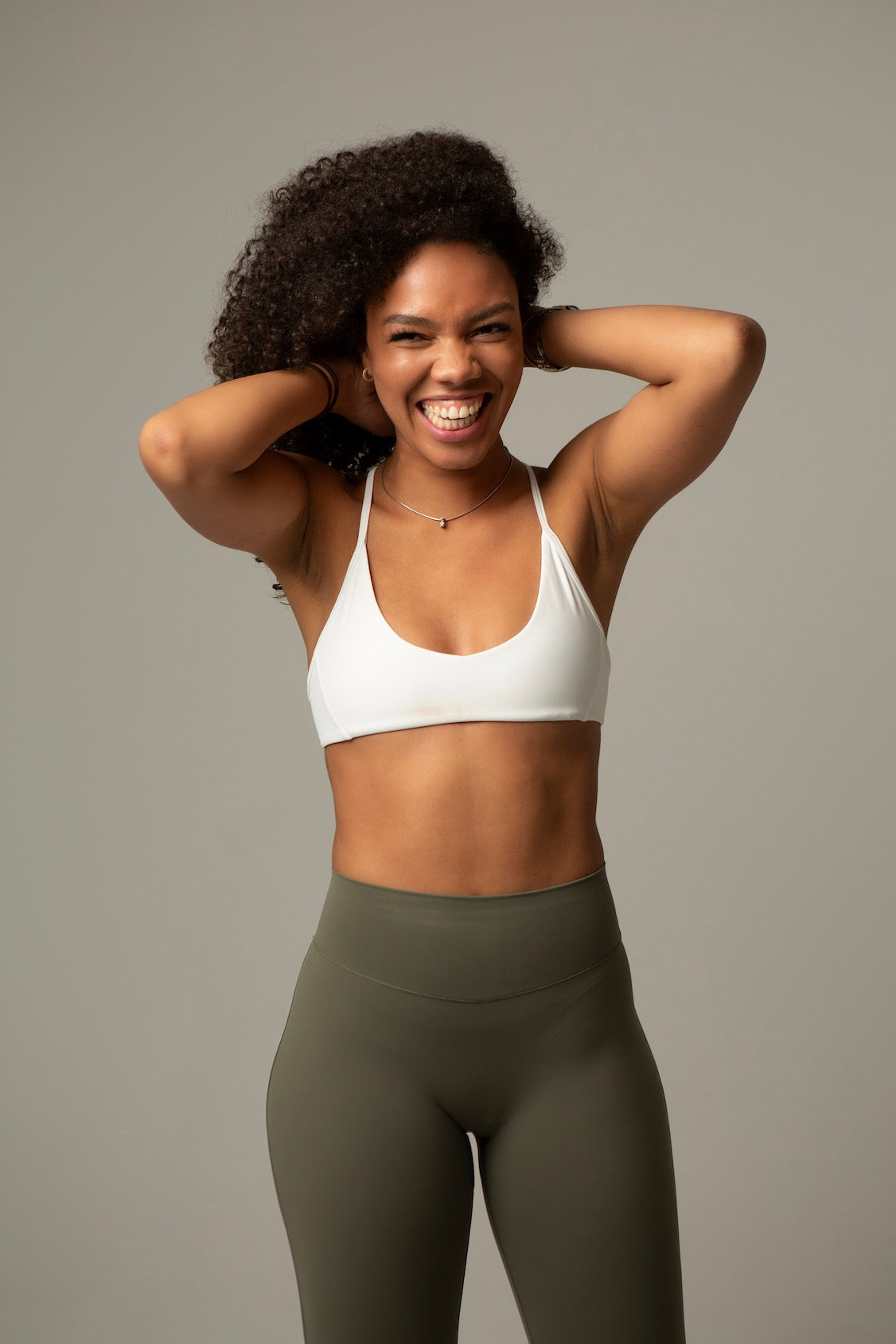 Frontansicht Model im aniri SculptAir Clean Bra in Ivory mit erhobenen Armen