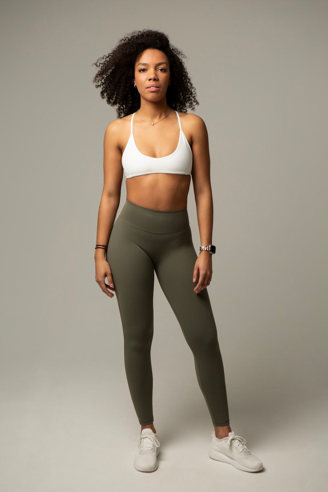 Ganzkörperansicht aniri SculptAir Clean Bra in Ivory mit Khaki Legging