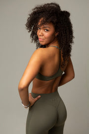 Rückansicht Model im aniri SculptAir Clean Bra in Khaki mit Racerback-Detail