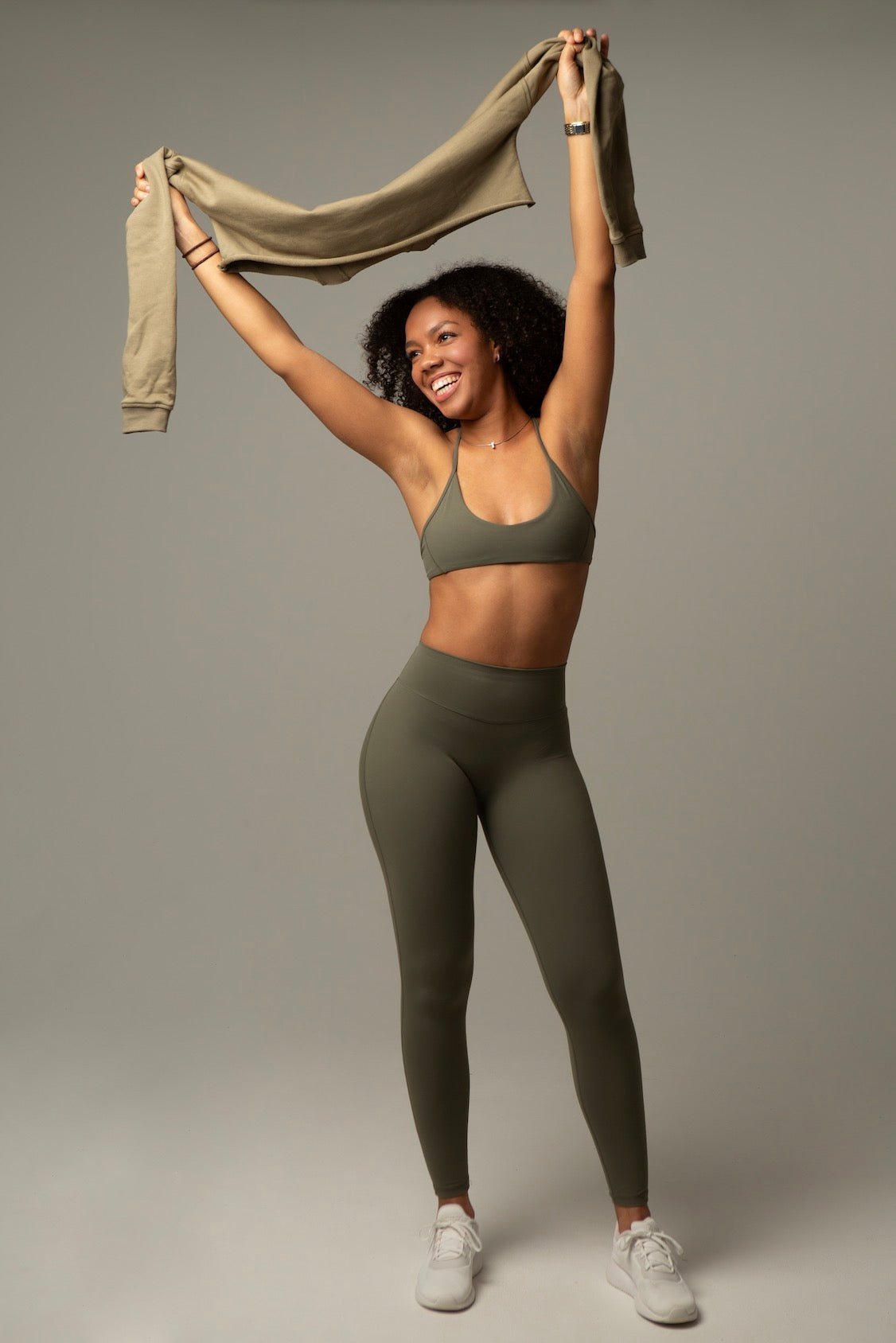 Ganzkörperansicht aniri SculptAir Clean Bra in Khaki mit High-Waist Leggings