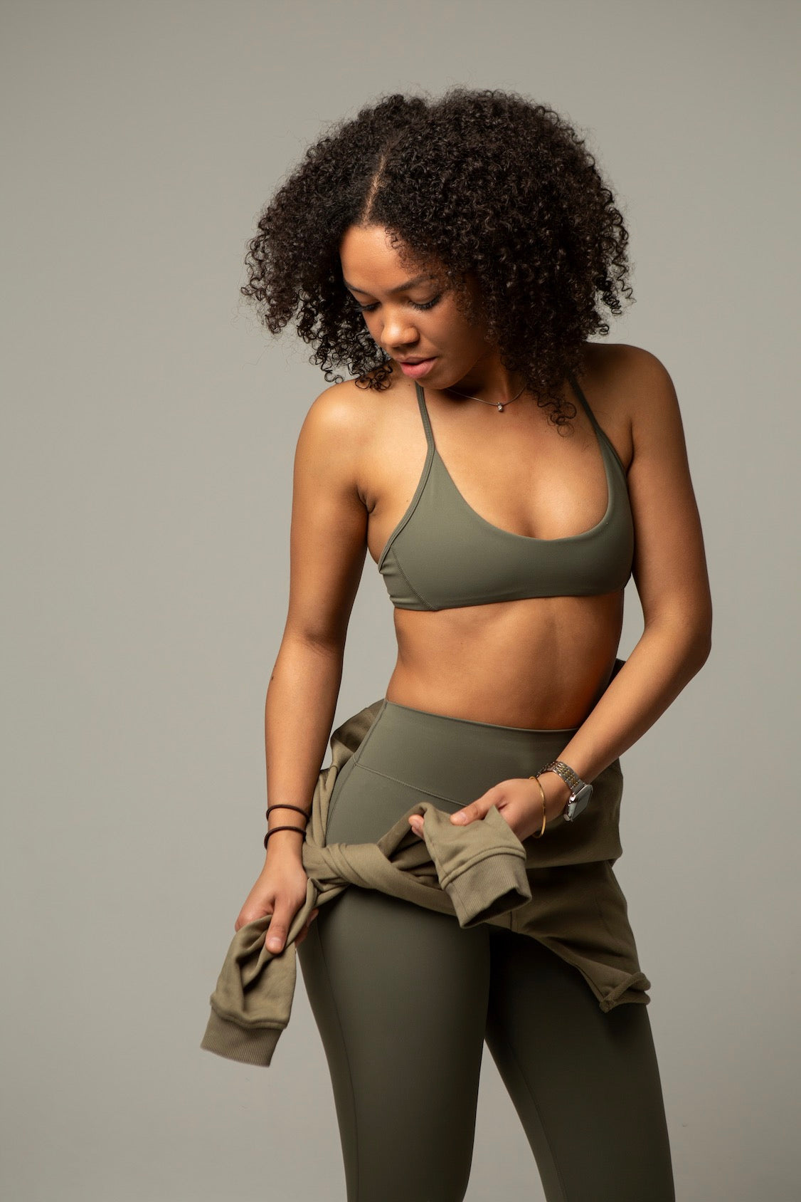 Model trägt aniri SculptAir Clean Bra in Khaki und passende Leggings – Detailansicht