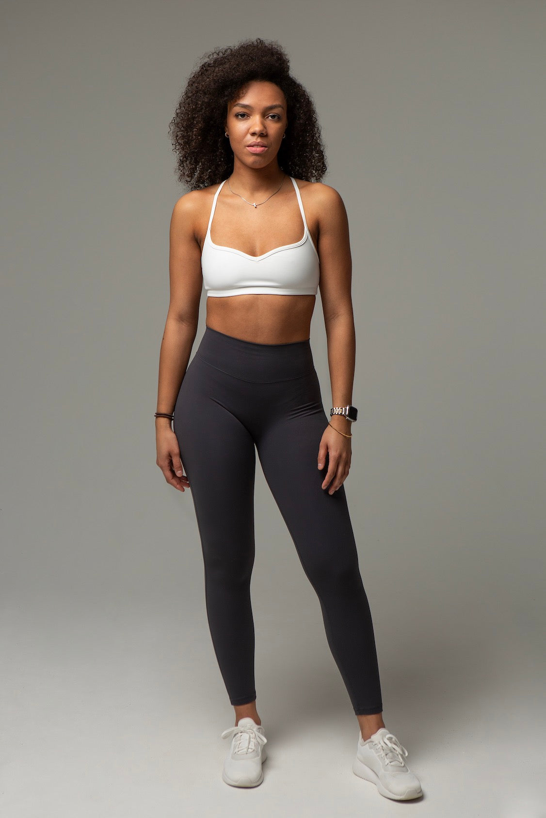 Frontansicht aniri SculptAir Leggings in Grau mit Sport-BH in Ivory