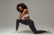 Model im aniri SculptAir Set mit grauen Leggings – Ausfallschritt