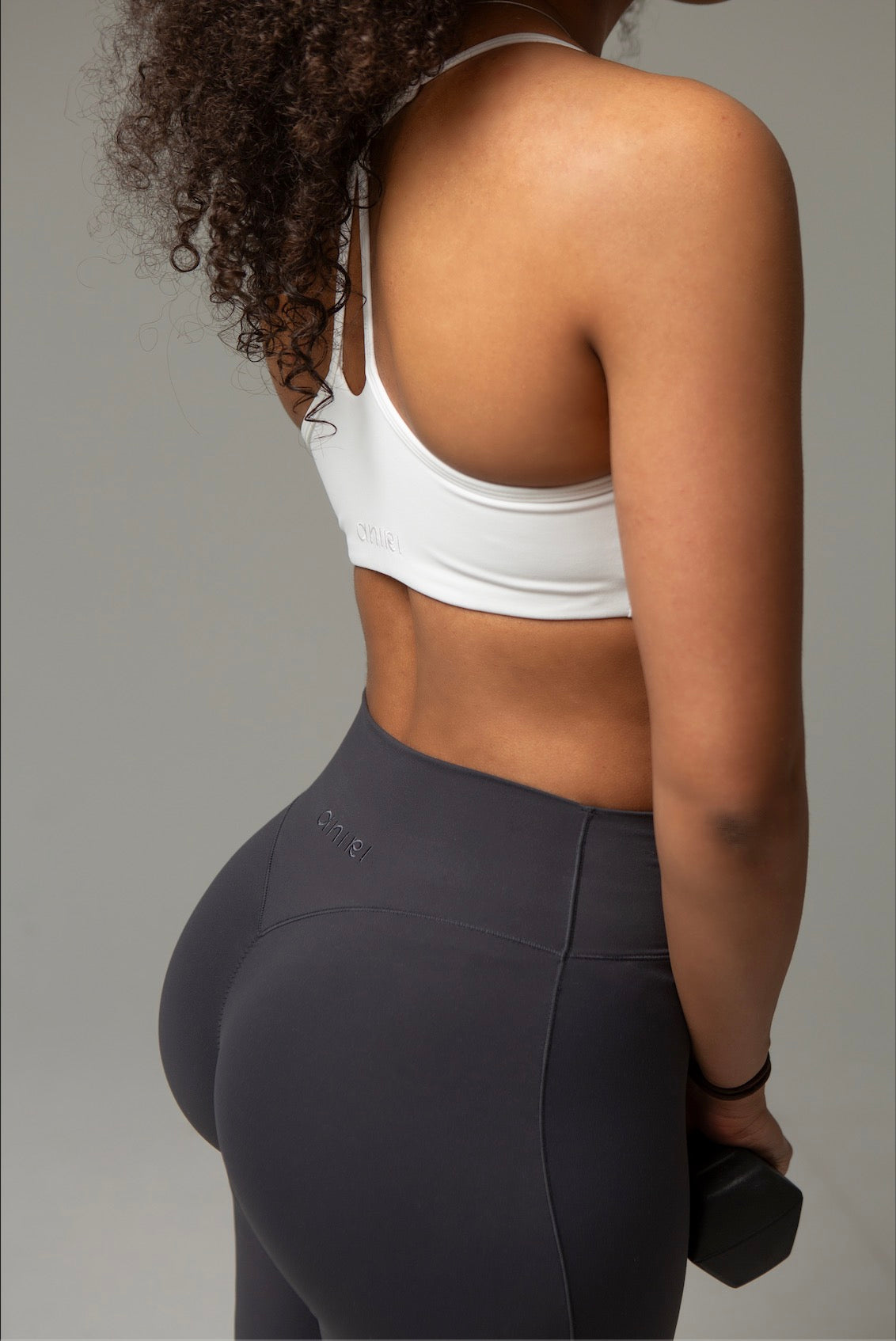 Detailaufnahme Rücken aniri SculptAir Leggings in Grau mit Logo