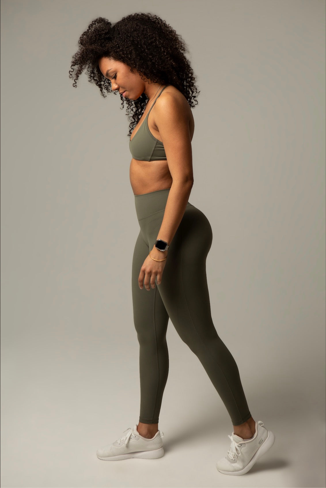 Seitliche Ansicht Model im aniri SculptAir Set in Khaki