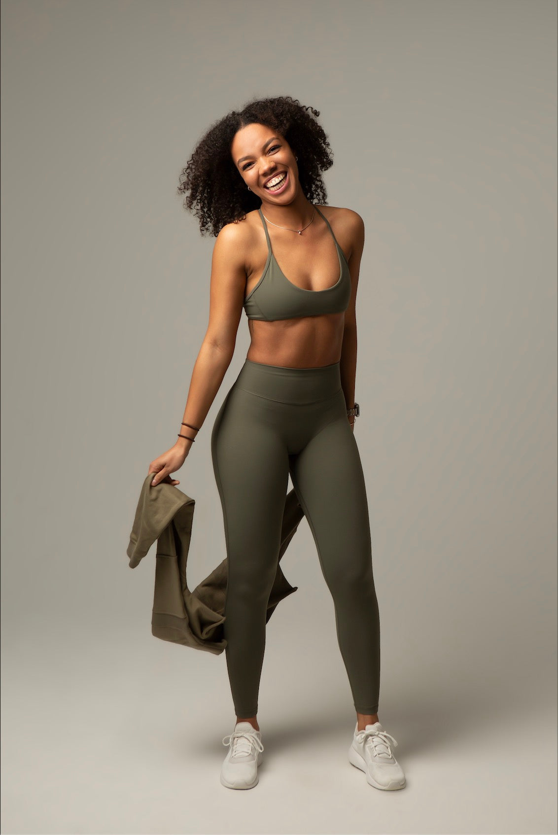 Model im aniri SculptAir Set in Khaki – lässige Pose mit Sweatshirt