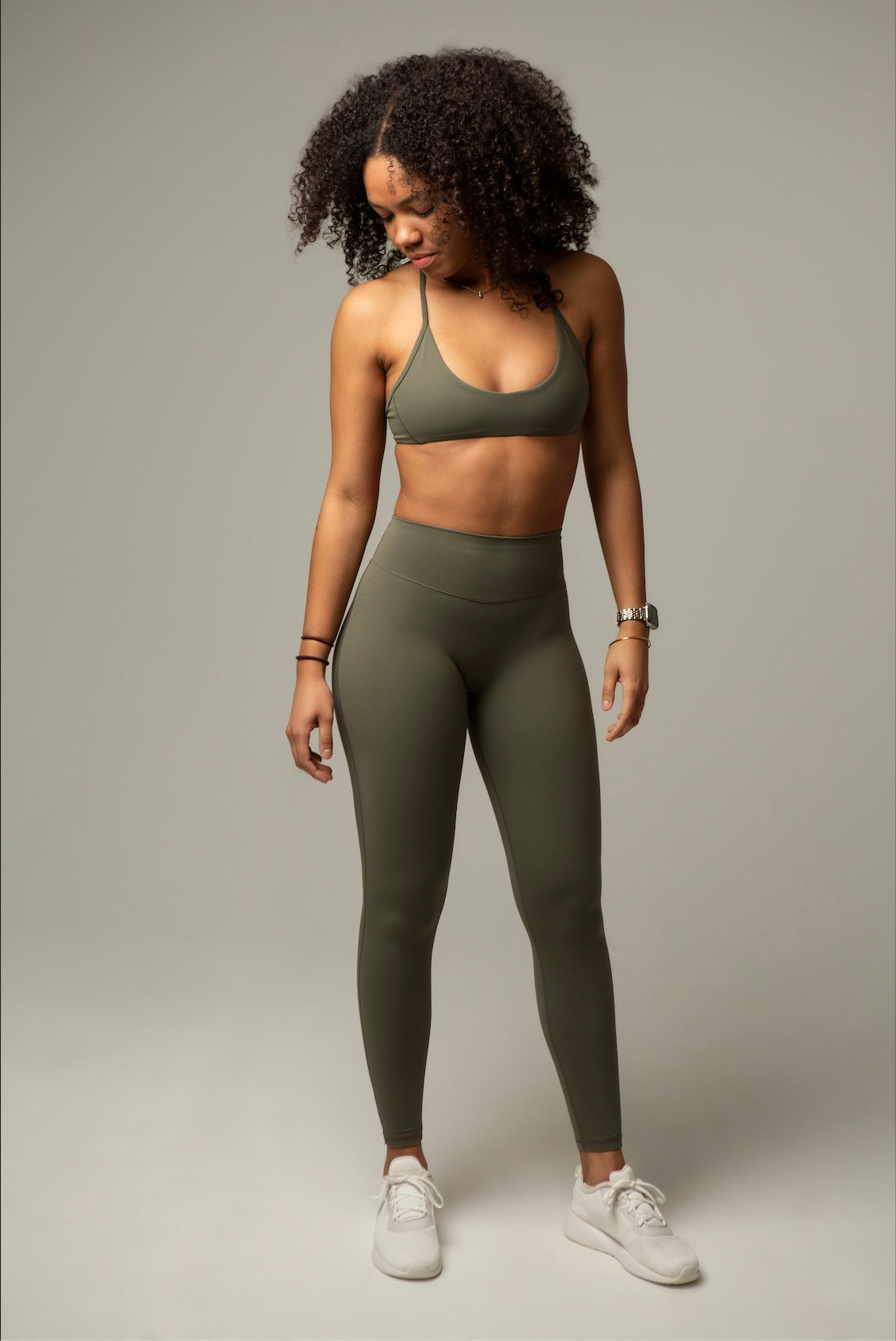 Frontansicht Model im aniri SculptAir Set in Khaki – Sport-BH und High-Waist Leggings