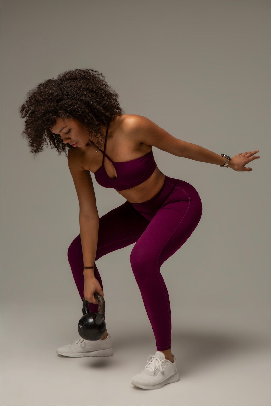 Model im aniri SculptAir Set in Magenta – Kettlebell Übung