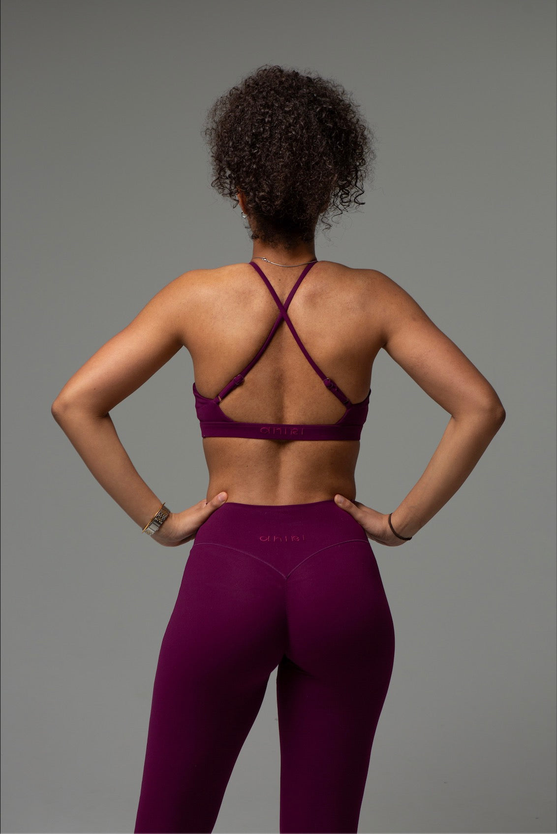 Detail Rückenansicht aniri SculptAir Sport-BH und Leggings in Magenta mit Logo