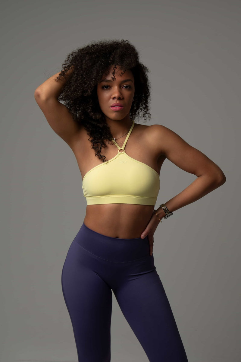 SculptAir One-Shoulder Bra Gelb – Ganzkörperansicht, stehende Pose