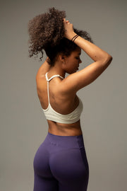 Rückenansicht Model im aniri SculptAir One-Shoulder Bra in Creme mit erhobenen Armen