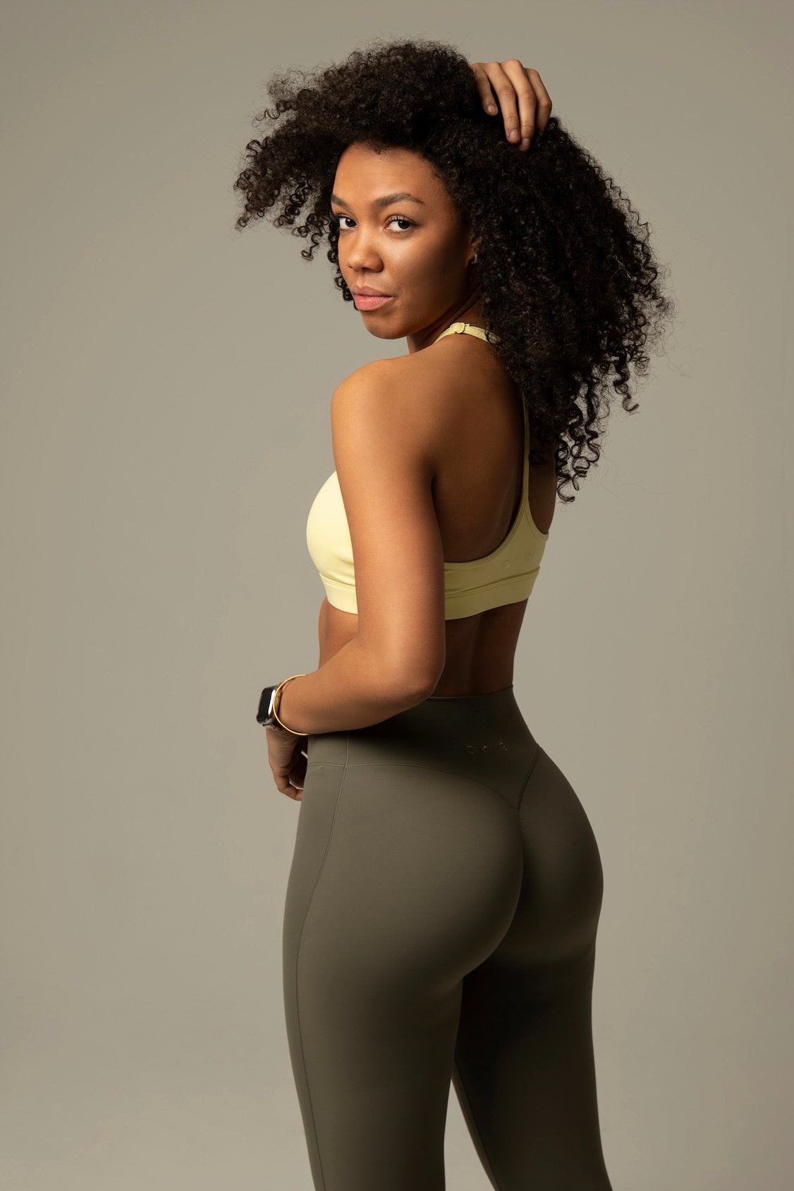 Seitliche Rückansicht aniri SculptAir One-Shoulder Bra in Gelb