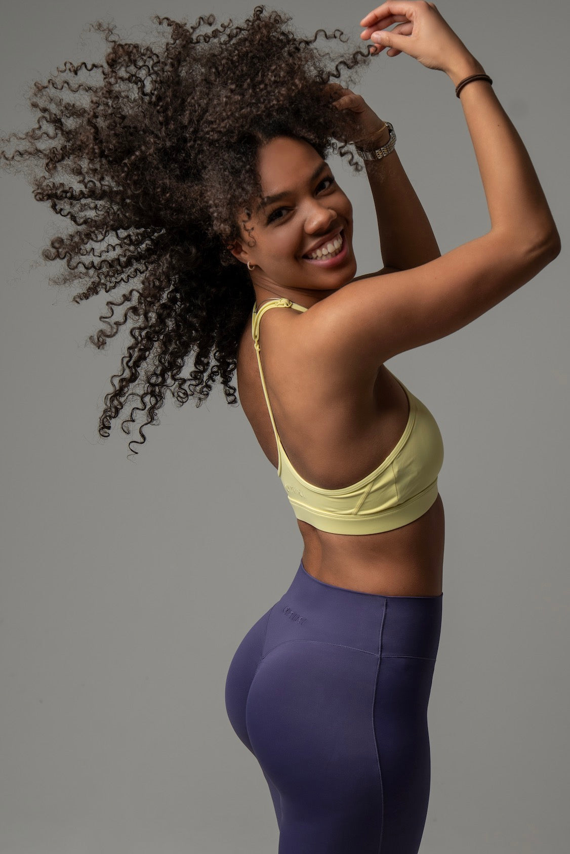 Seitliche Ansicht aniri SculptAir One-Shoulder Bra in Gelb