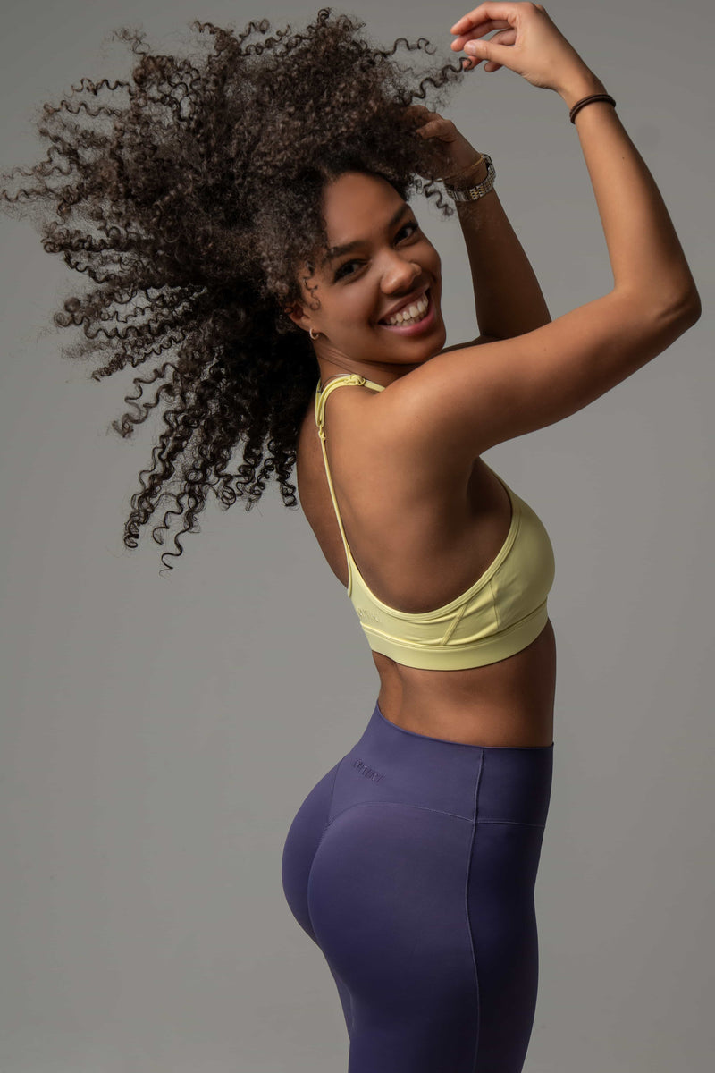 SculptAir One-Shoulder Bra Gelb – Seitenansicht mit erhobenem Arm