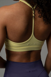 Detailaufnahme Rücken aniri SculptAir One-Shoulder Bra in Gelb mit Logo