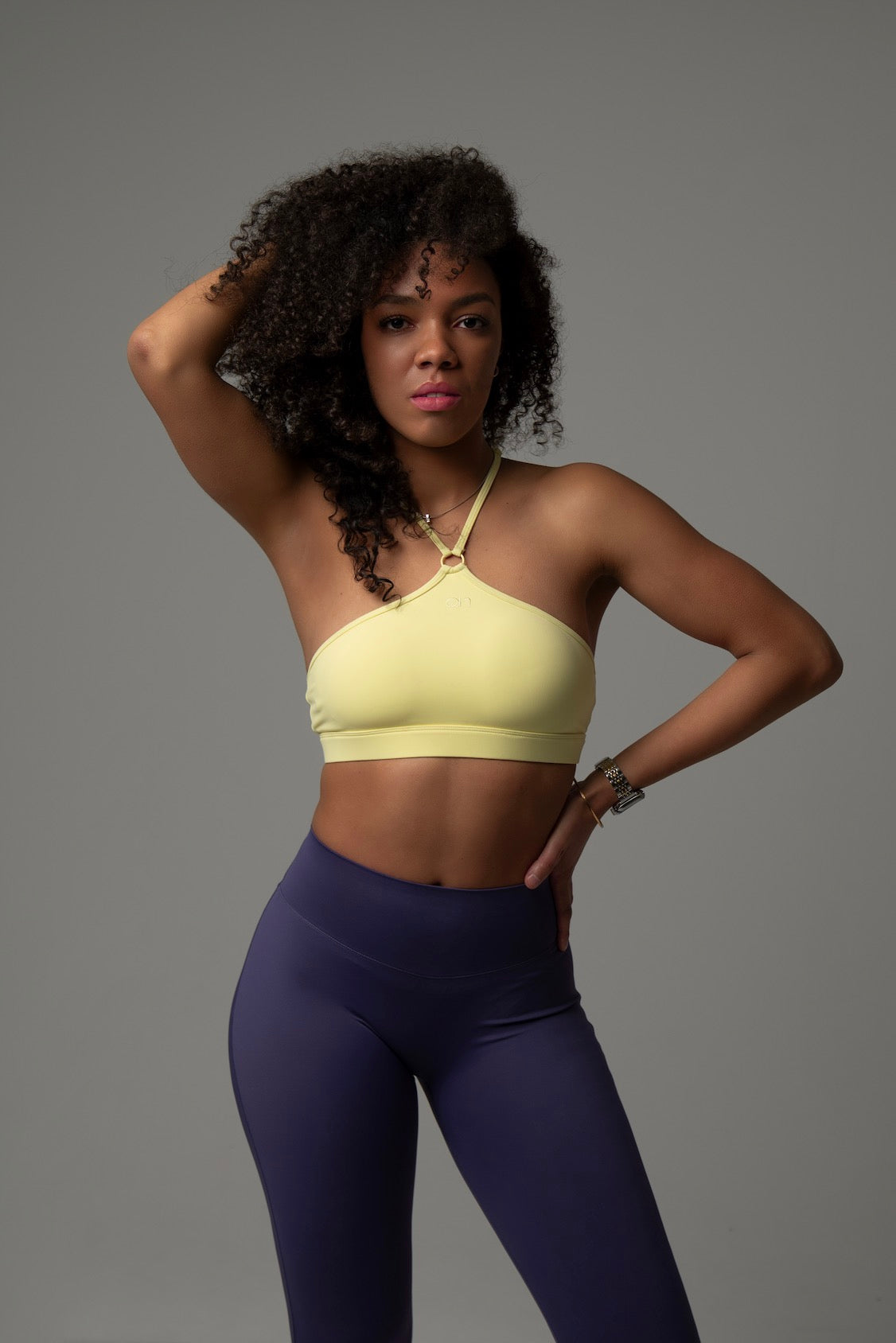 Frontansicht Model im aniri SculptAir One-Shoulder Bra in Gelb