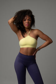 Frontansicht Model im aniri SculptAir One-Shoulder Bra in Gelb