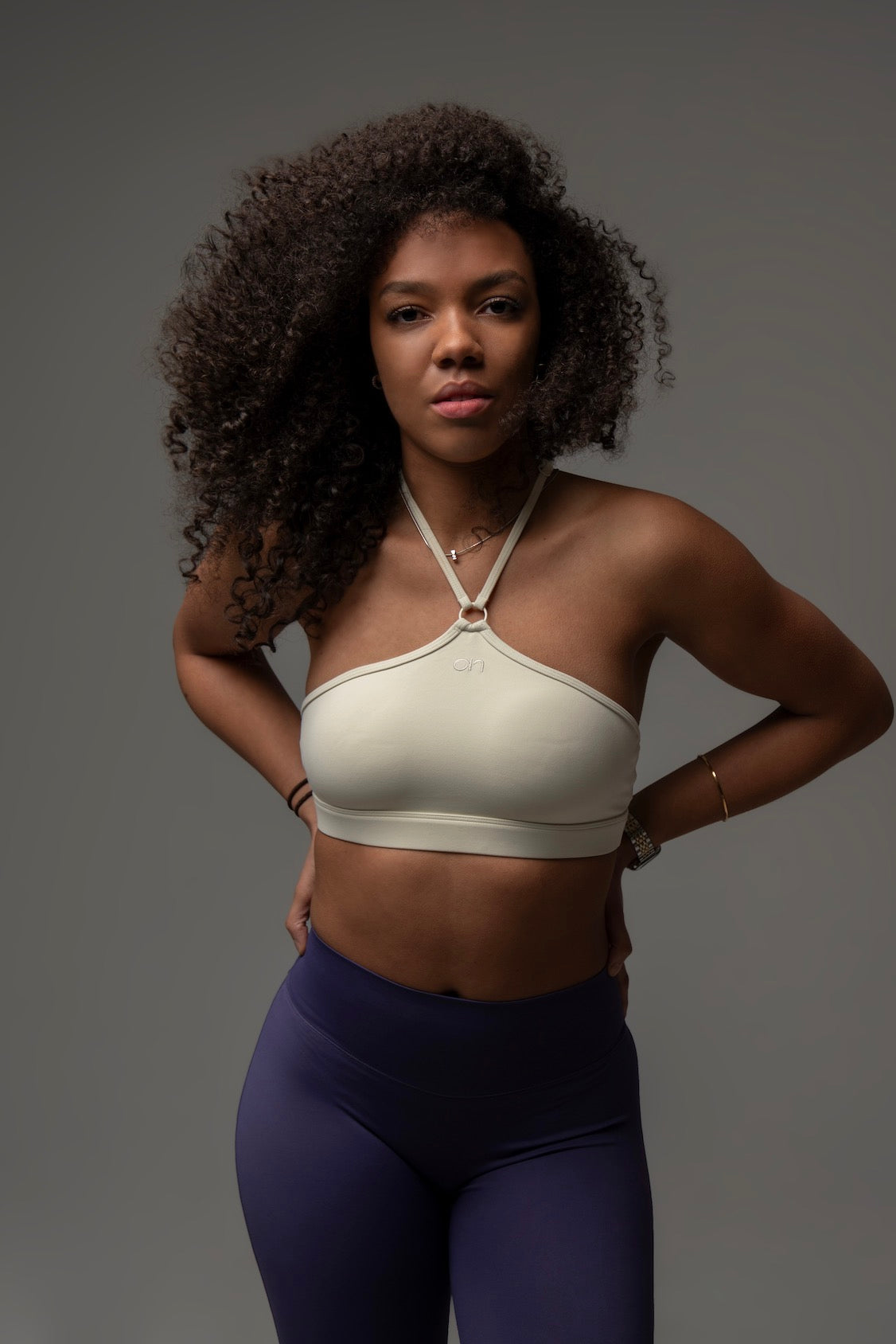 Frontansicht aniri SculptAir One-Shoulder Bra in Creme mit Ring-Detail