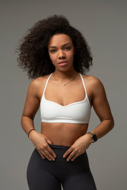 Nahaufnahme aniri SculptAir Pure Bra in Weiß – sportlicher Damen Sport-BH mit schmalen Trägern