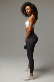Seitenansicht Model mit aniri SculptAir Pure Bra in Weiß und dunklen Leggings