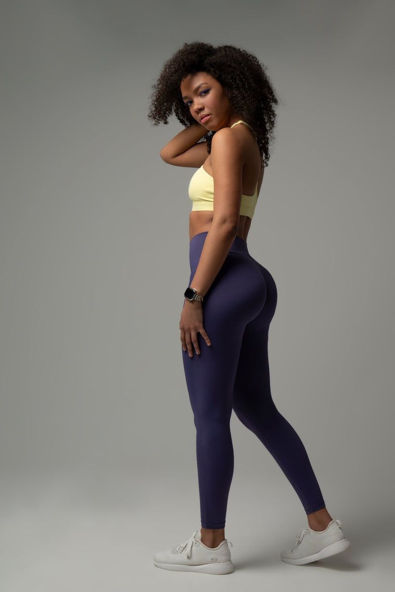 SculptAir Silk Leggings Amethyst – Frontansicht am Model