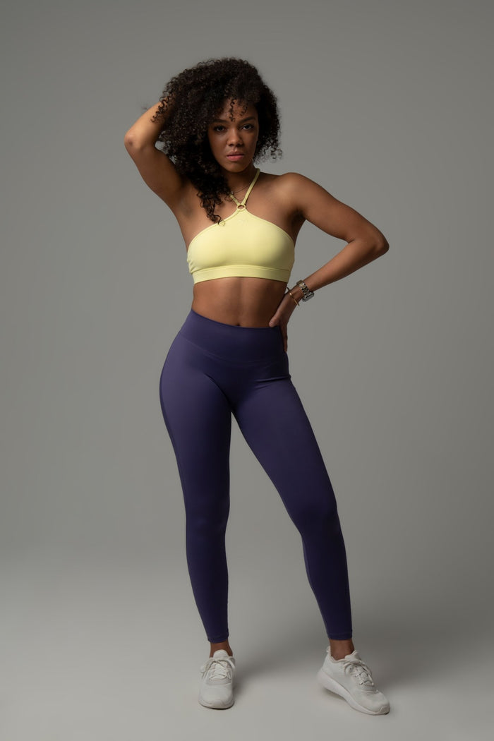 SculptAir Silk Leggings Amethyst – Ganzkörperansicht in Bewegung