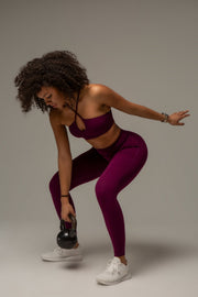 SculptAir X Bra Magentarot – aktiver Look in Trainingspose